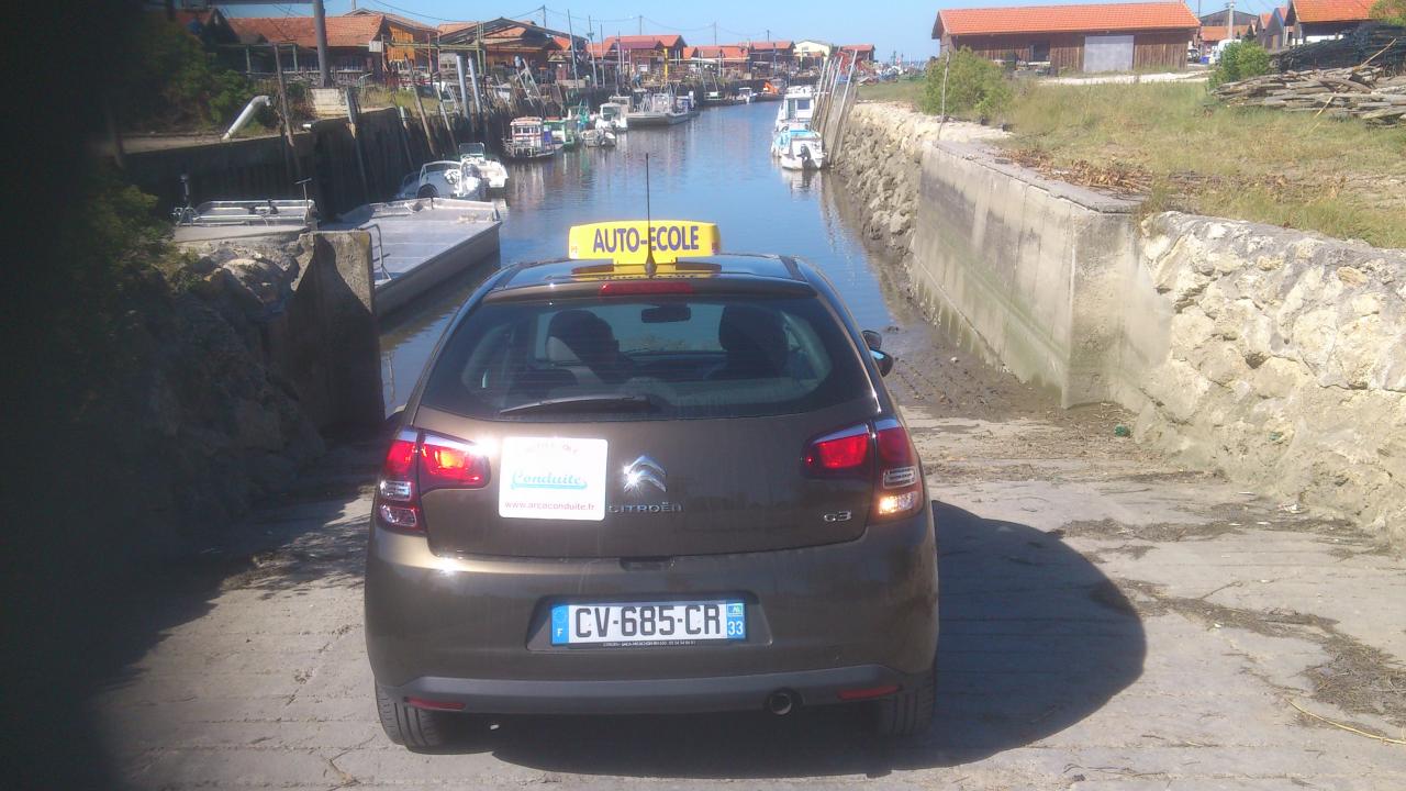 Démarrages en côte en marche arrière dans une cale à bateaux